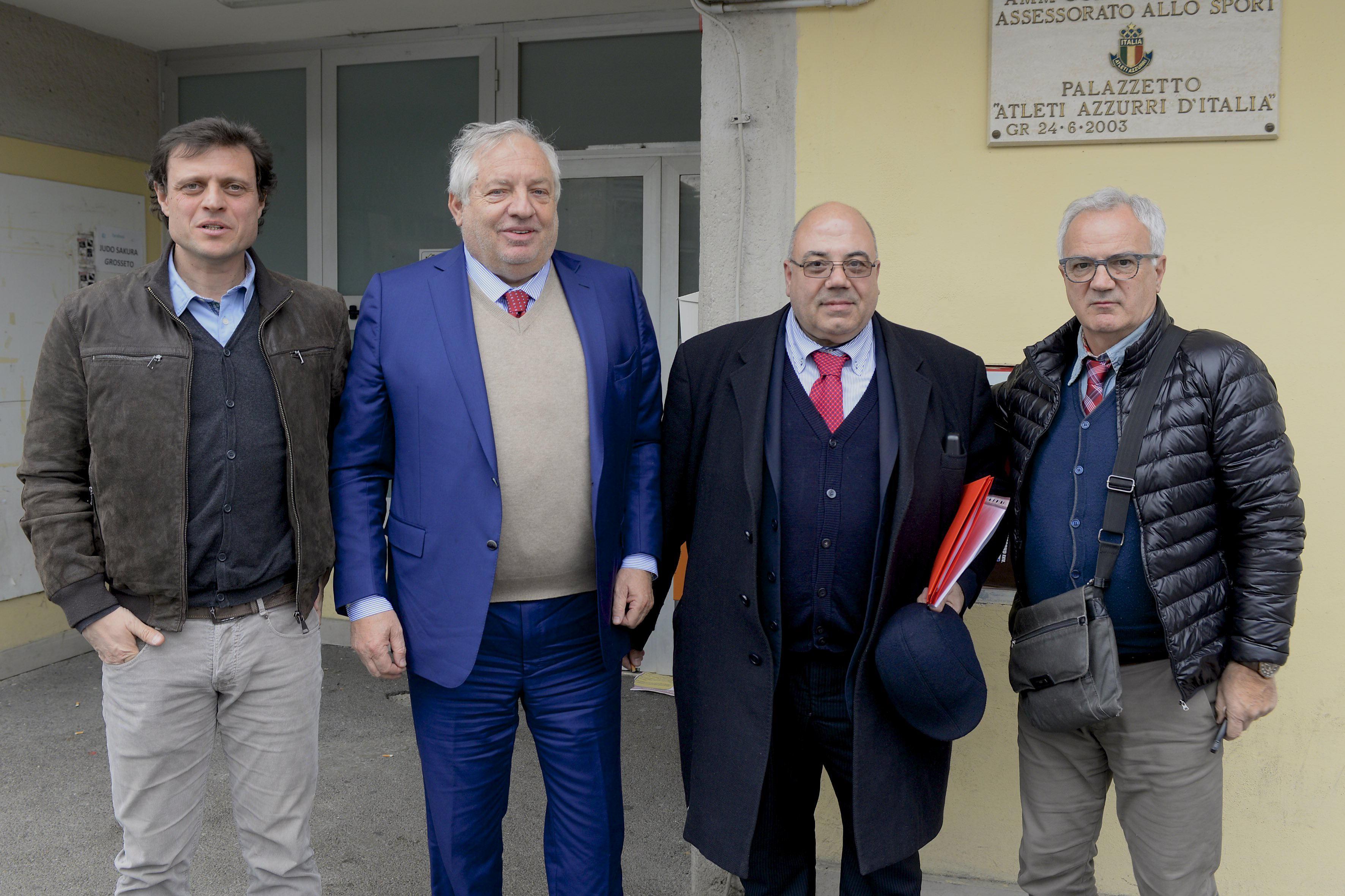 Da sinistra il vice allenatore Stefano Baldoni, il patron Piero Camilli, il direttore generale Bruno Iovino e mister Massimo Silva all'incontro avvenuto nella sede dell'Us Grosseto (foto Bf)