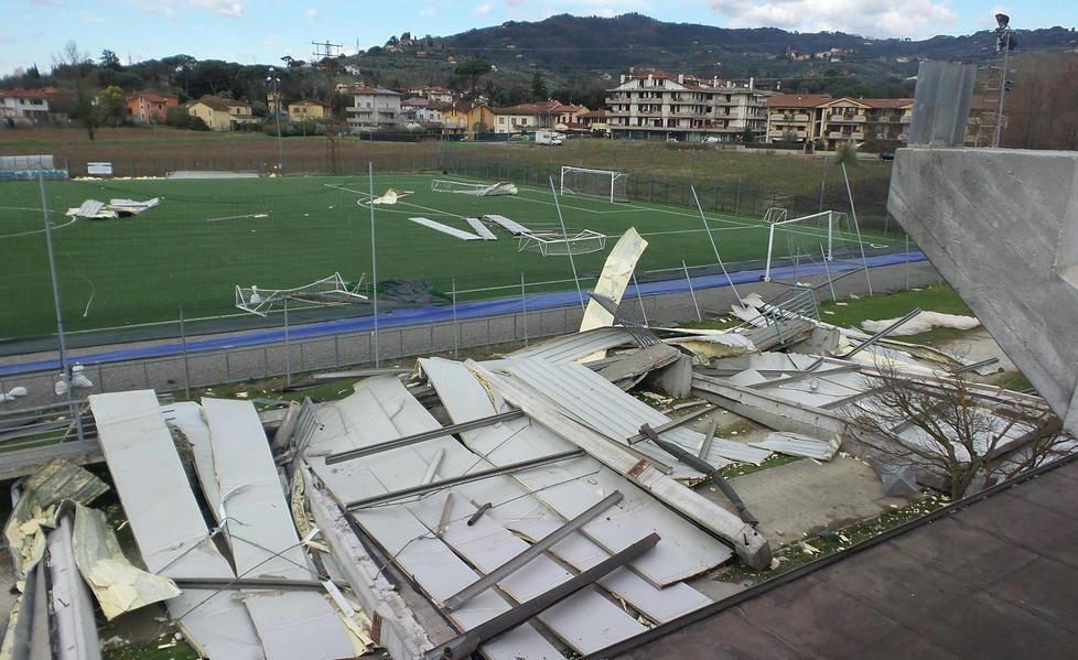 Anche i genitori scendono in campo per ripulirlo dai detriti 