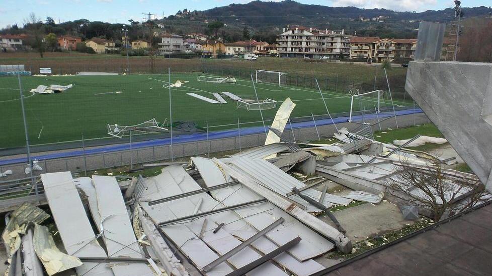 Anche i genitori scendono in campo per ripulirlo dai detriti
