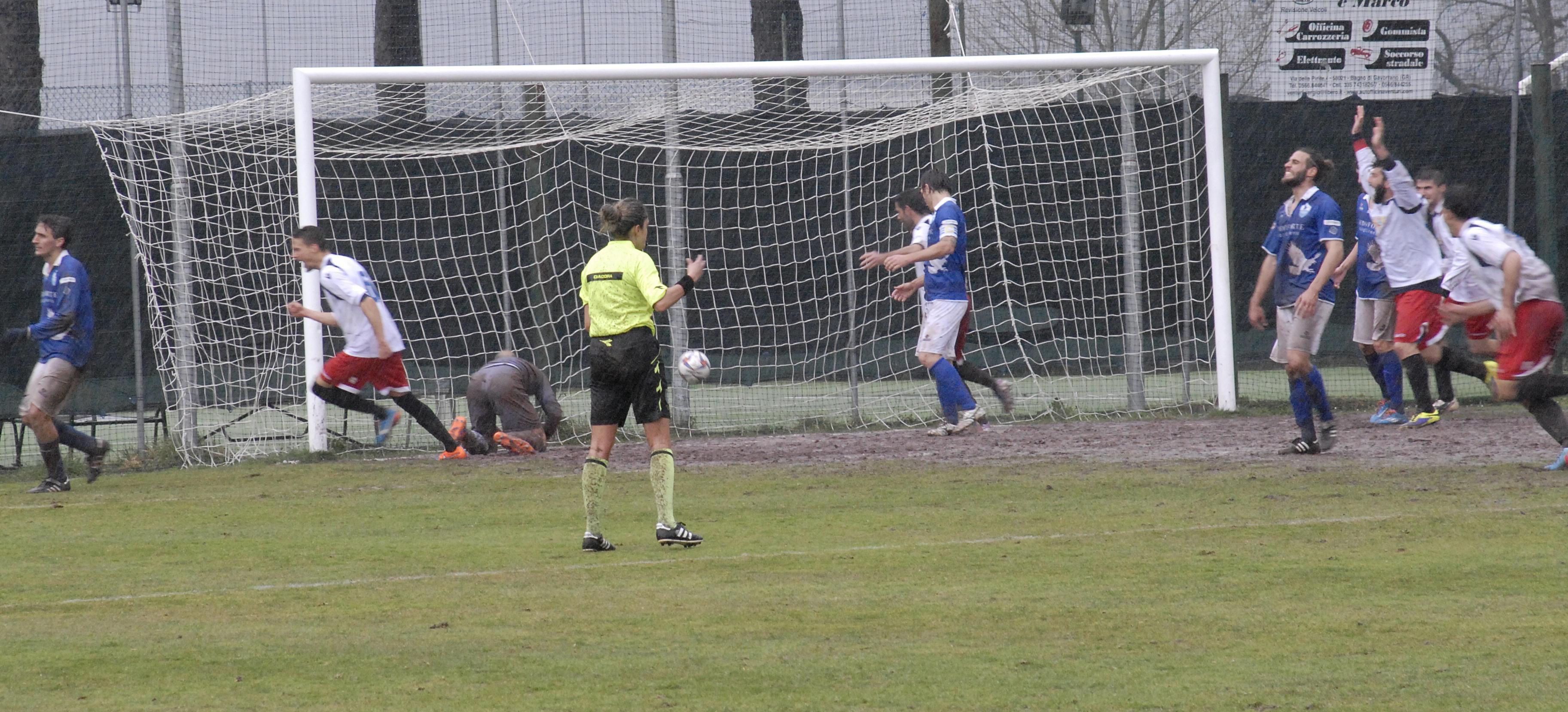 Il gol della vittoria segnato da Ropolo (foto Giancarlo Grassi)