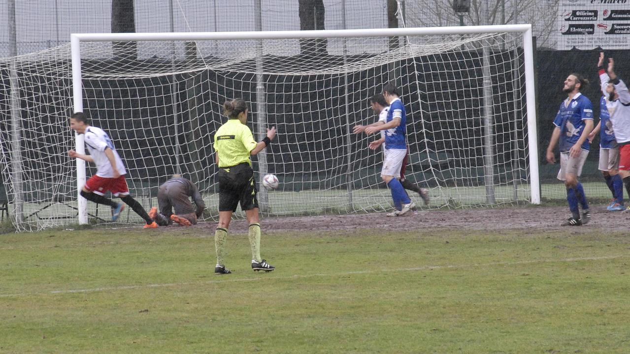 Il gol della vittoria segnato da Ropolo (foto Giancarlo Grassi)