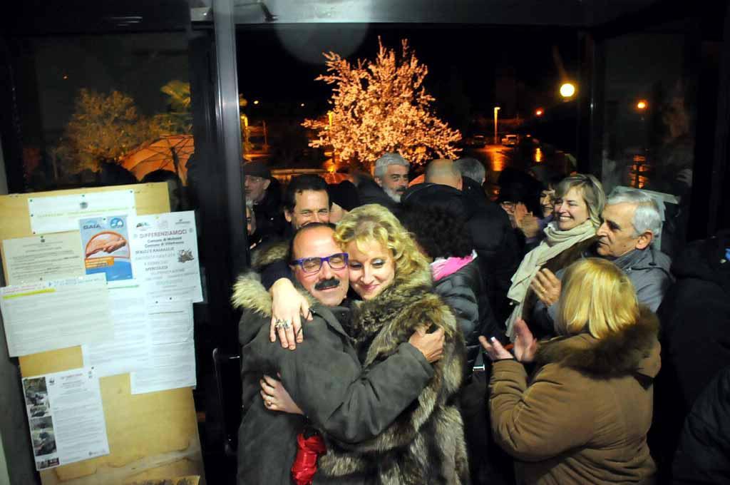 Mario Guastalli festeggia e abbraccia la figlia