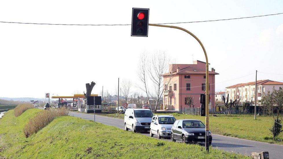 Il vento “capovolge” il semaforo