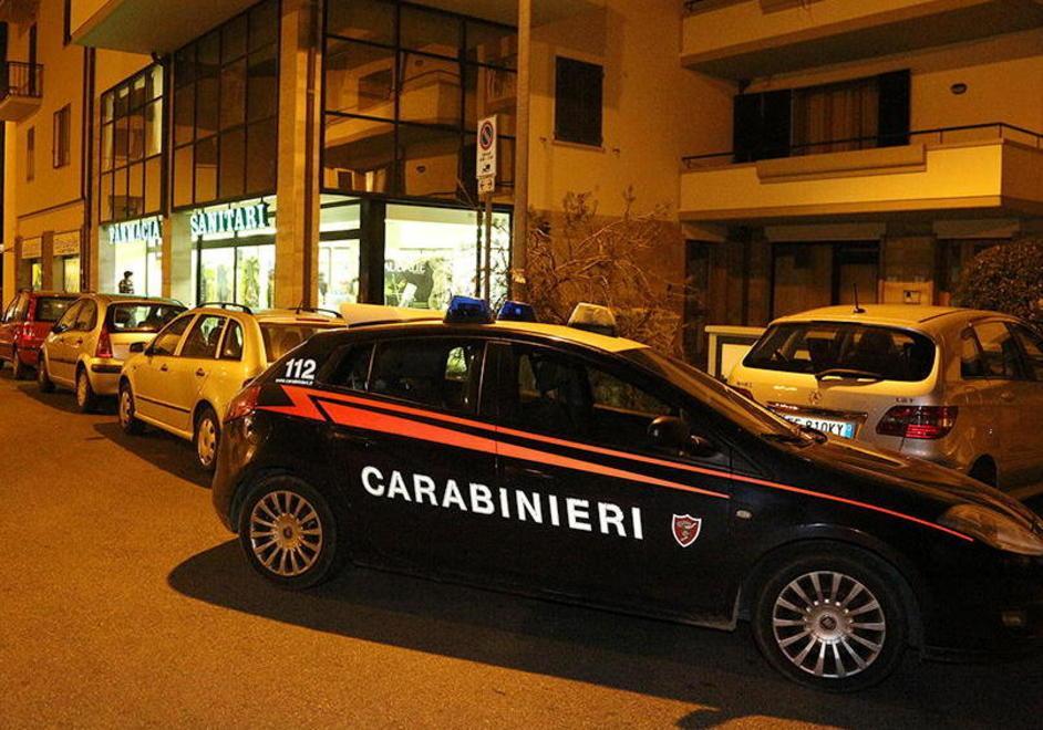 Trincetto in faccia e fugge con la cassa 