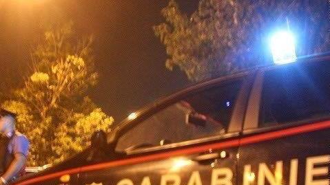 Si esibisce di fronte alle passanti
