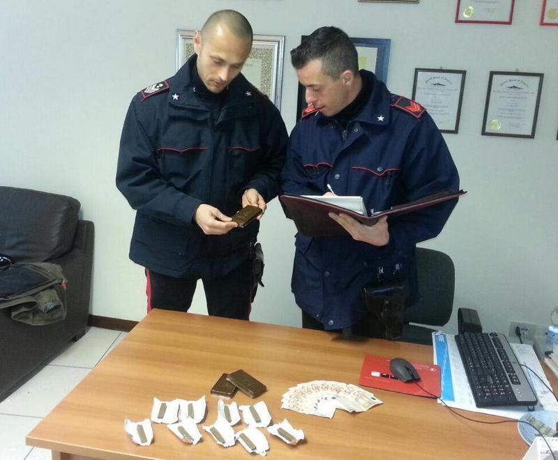 Pensionato sorpreso a spacciare droga 
