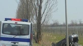 Finisce con l’auto nel fossato