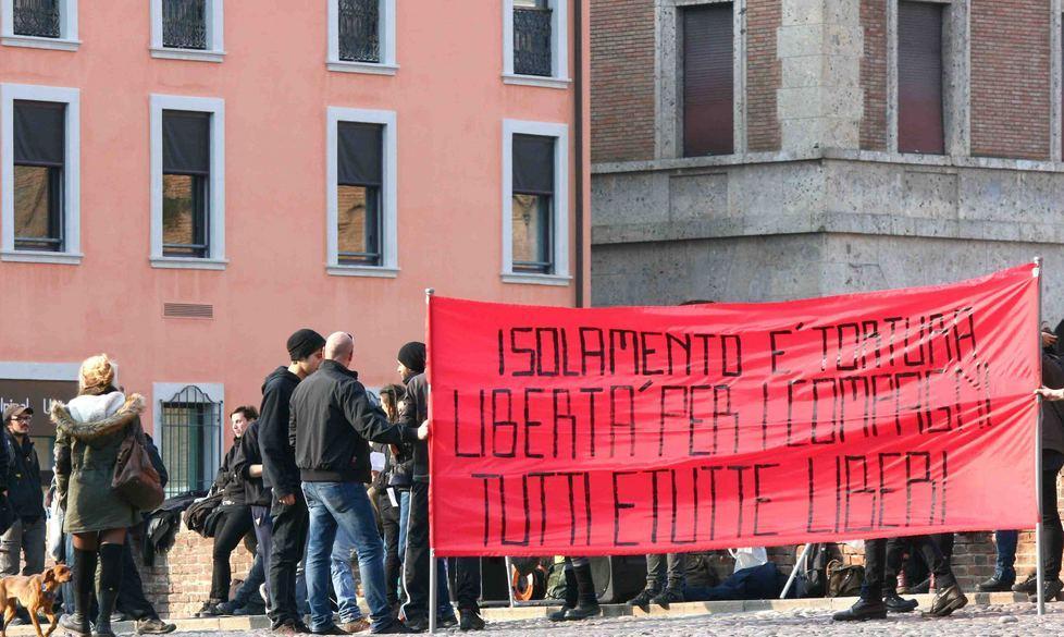 Anarchici: solidarietà ai detenuti