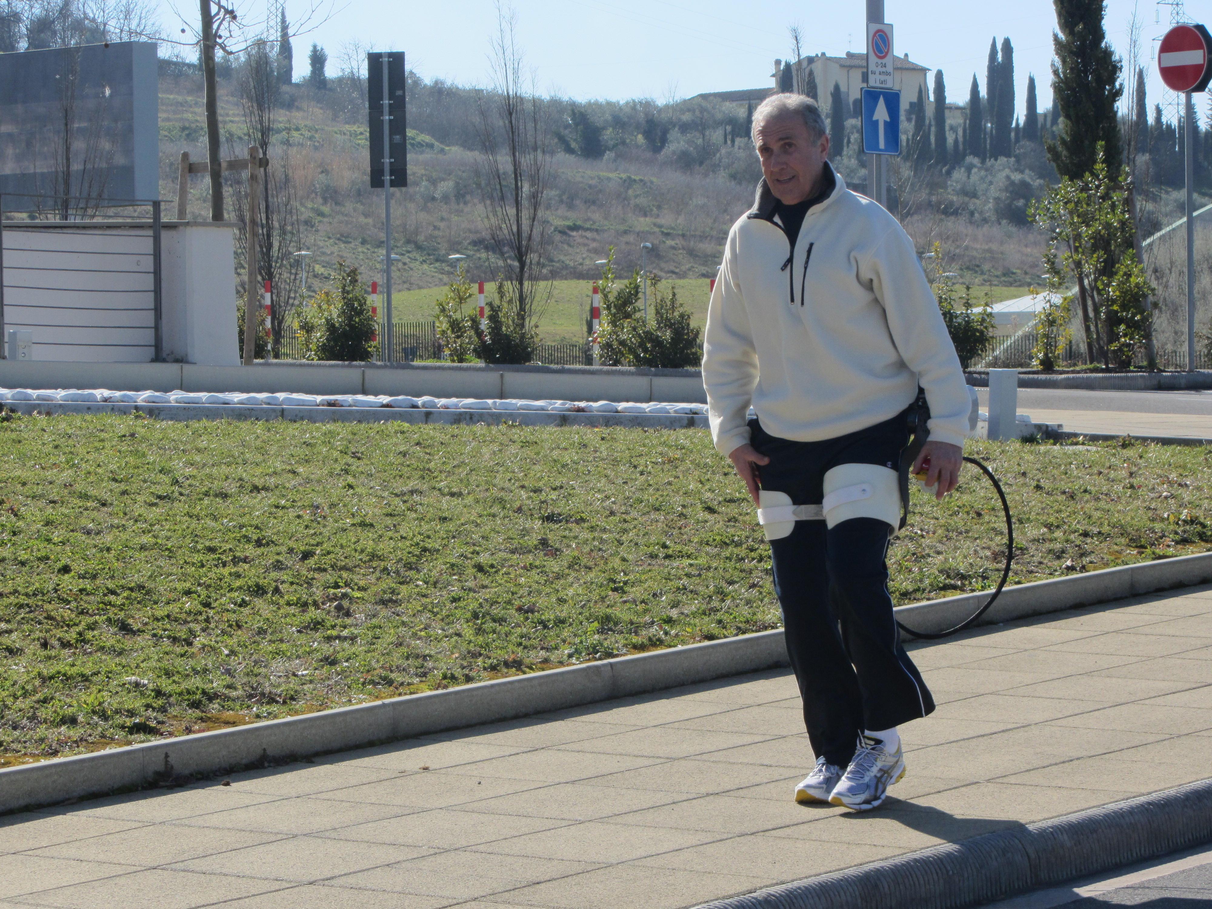 Il sistema “Active Pelvis Orthosis” che assiste la camminata di un persona con amputazione transfemorale (Cyberlegs Consortium)



