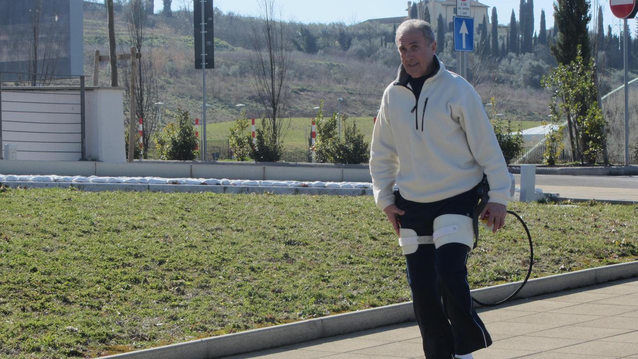 Il sistema “Active Pelvis Orthosis” che assiste la camminata di un persona con amputazione transfemorale (Cyberlegs Consortium)