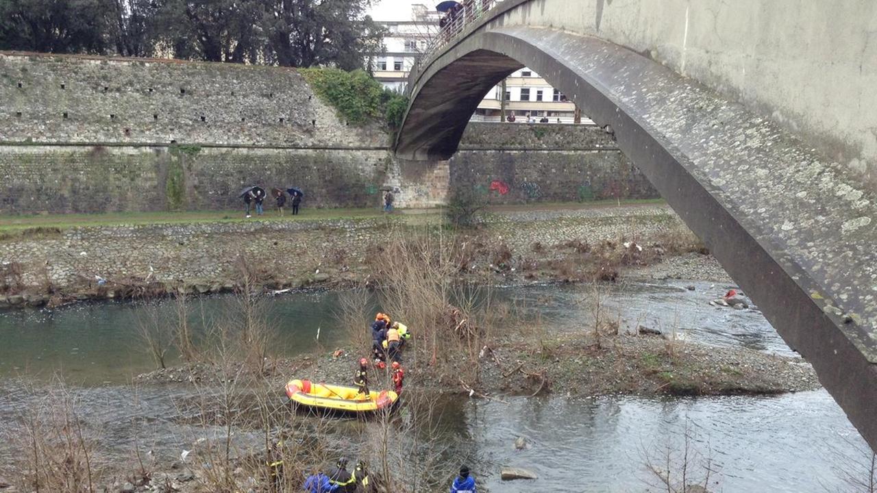 L'intervento dei vigili del fuoco sul Bisenzio