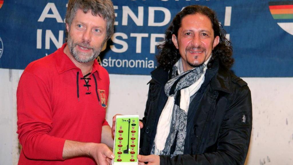 Flavio Lombardi (a sin.) dona la squadra amaranto in miniatura a Igor Protti