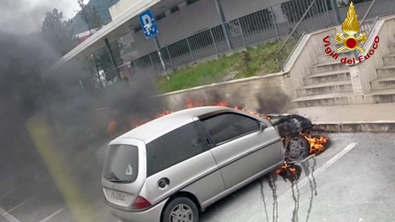 L'auto in fiamme all'Autogrill Quiesa