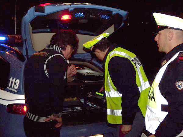 Un controllo con l'etilometro (archivio)