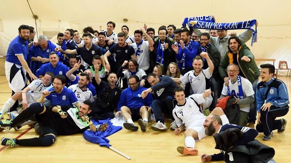 L'esultanza del team del Prato calcio a 5 per la promozione in A2