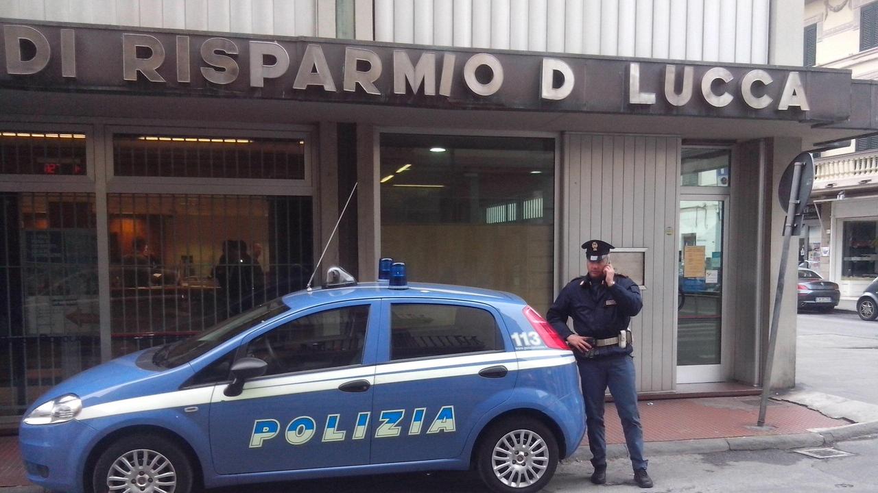 Una volante della polizia di fronte alla Cassa di risparmio di Lucca subito dopo la rapina (foto Ciurca)