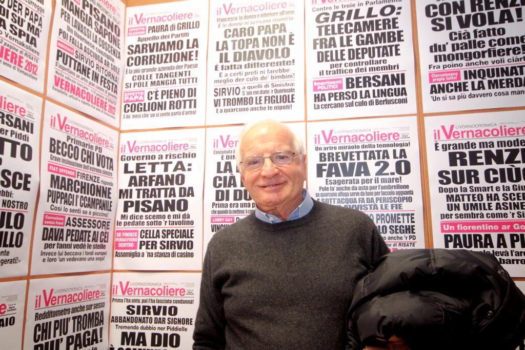 Mario Cardinali tra le locandine del Vernacoliere
