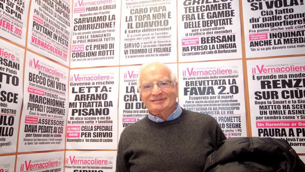 Mario Cardinali tra le locandine del Vernacoliere