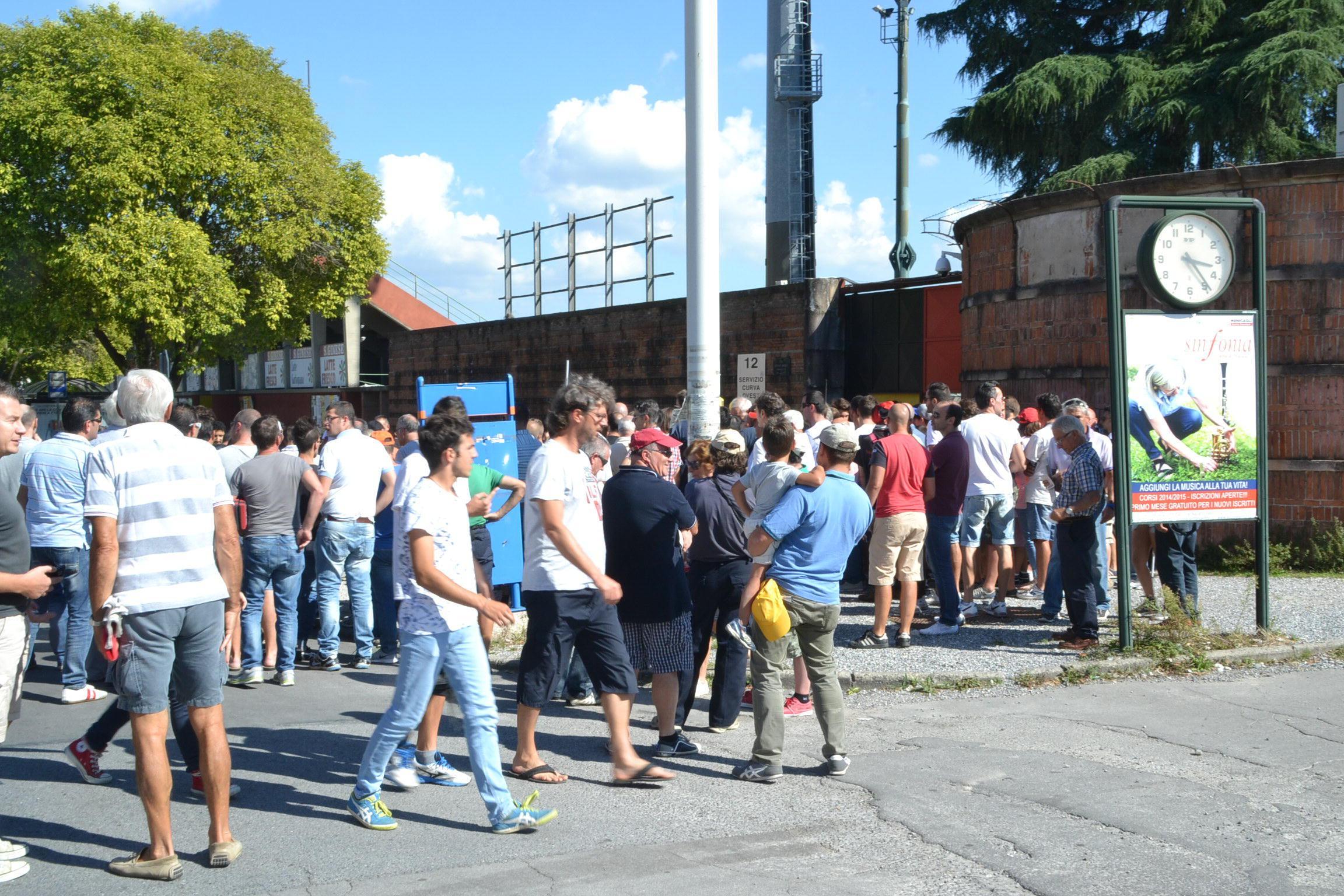 Tifosi in coda ai botteghini: tante iniziative per assistere al derby con il Pisa in programma sabato 