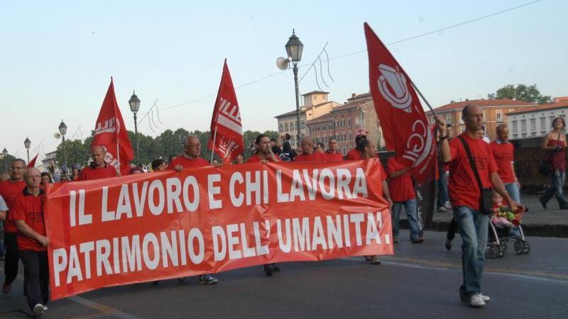 Una manifestazione dei lavoratori dei cantieri di Pisa