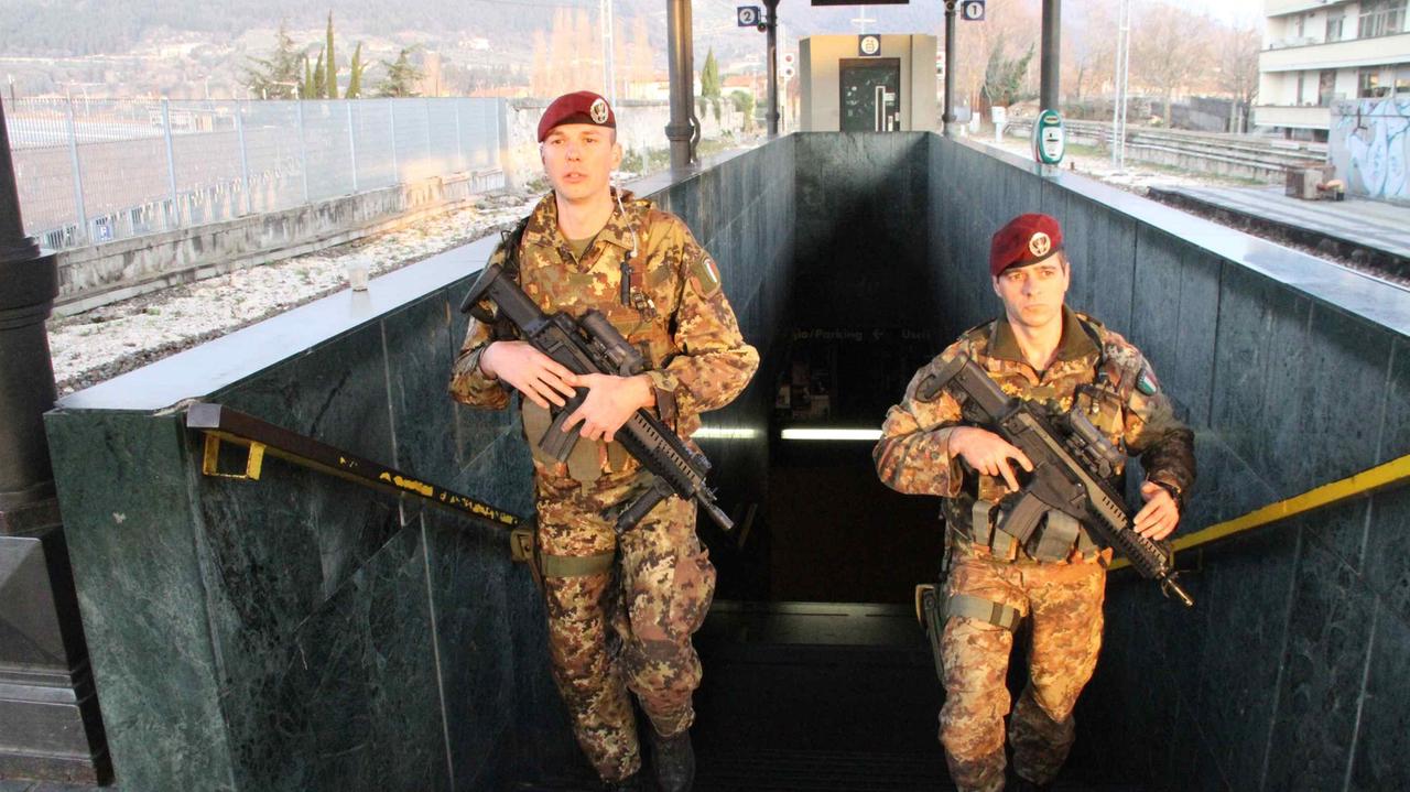 Una coppia di parà alla stazione del Serraglio (foto Batavia)