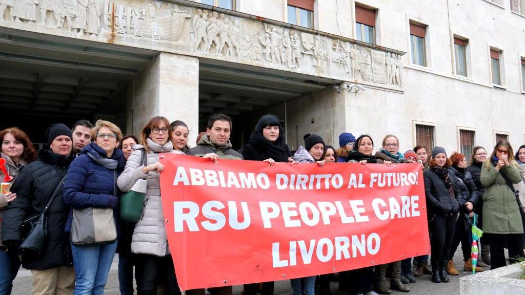 La protesta di oggi dei lavoratori People Care davanti alla prefettura