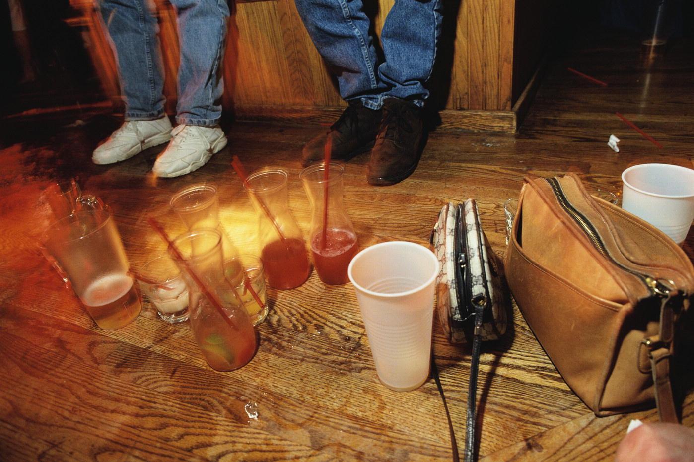 Alcol ed eccessi: si gettano tra le auto in mezzo al traffico