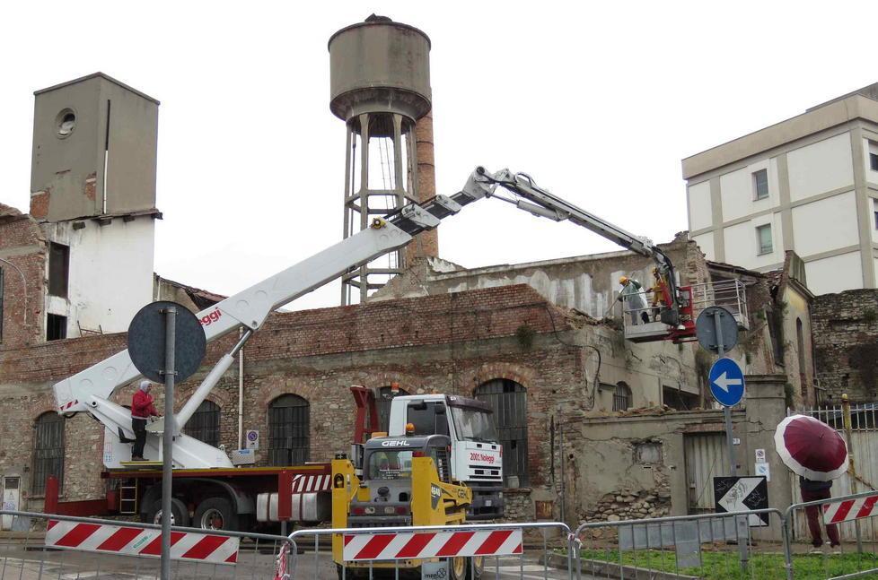 Nella ex fabbrica Lucchesi proseguono le demolizioni 