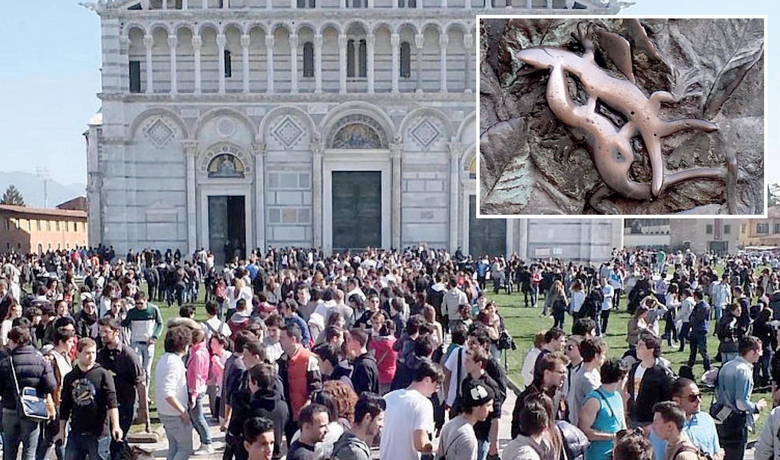 Studenti sul prato dell'area monumentale del Duomo e la lucertola ispiratrice dell'omonimo rito
