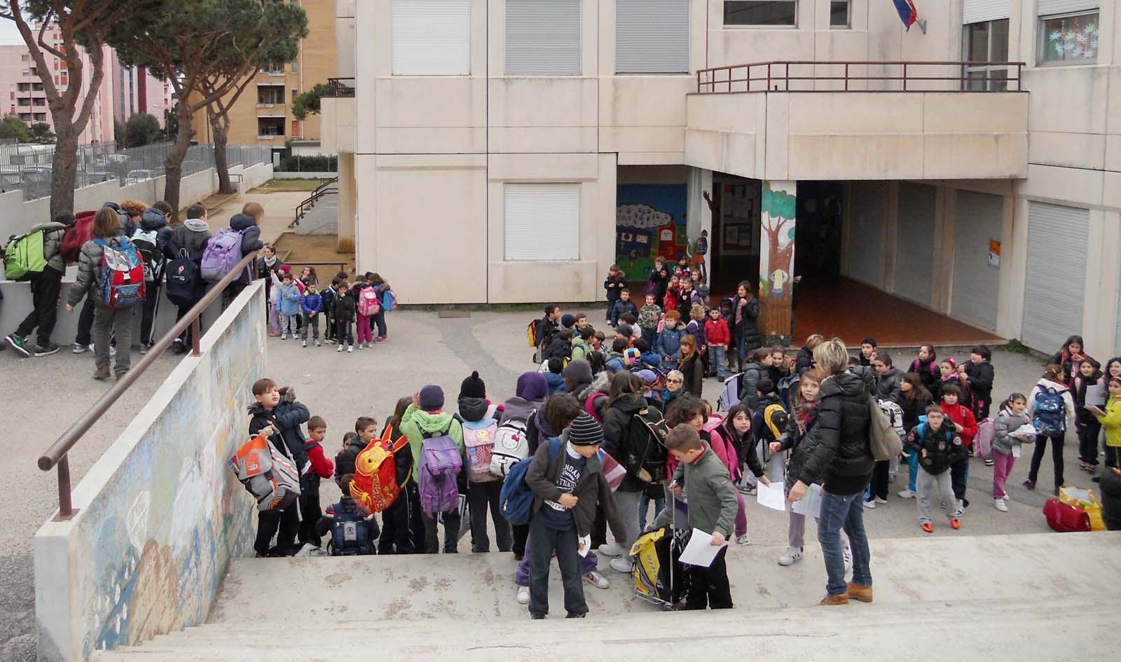 Una scuola elementare di Piombino (foto d'archivio)