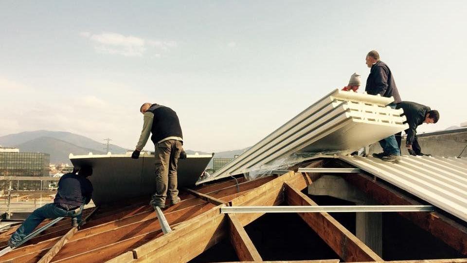 Gli operai senza protezioni sul tetto del Dagomari