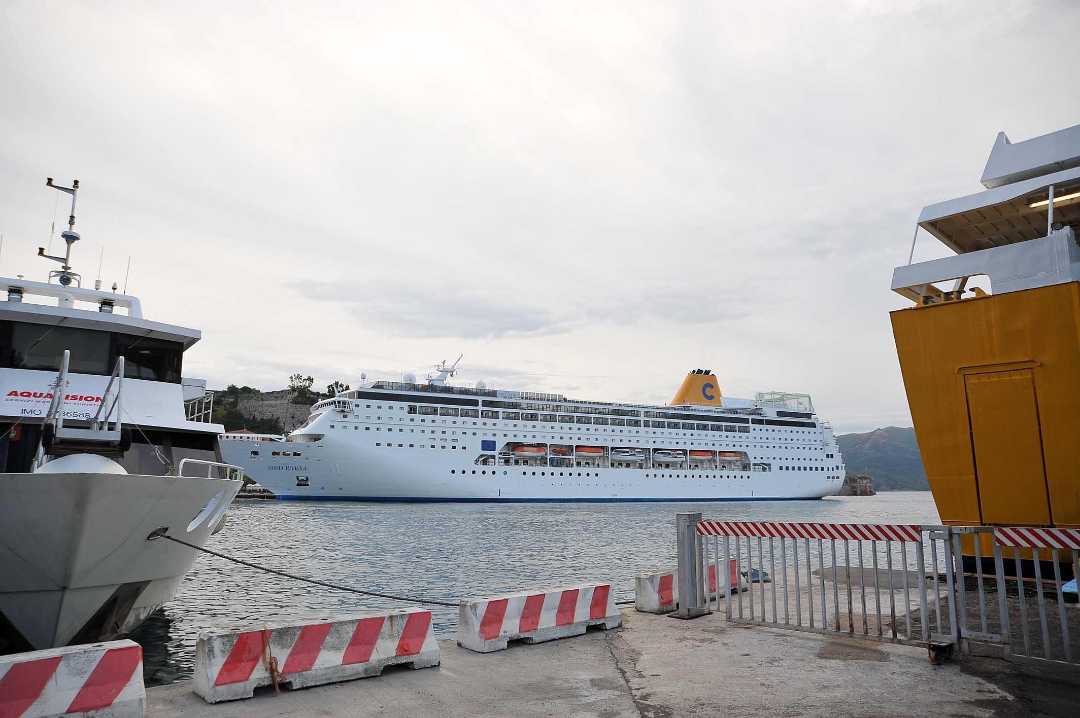 La nave Costa Neo Riviera a Portoferraio
