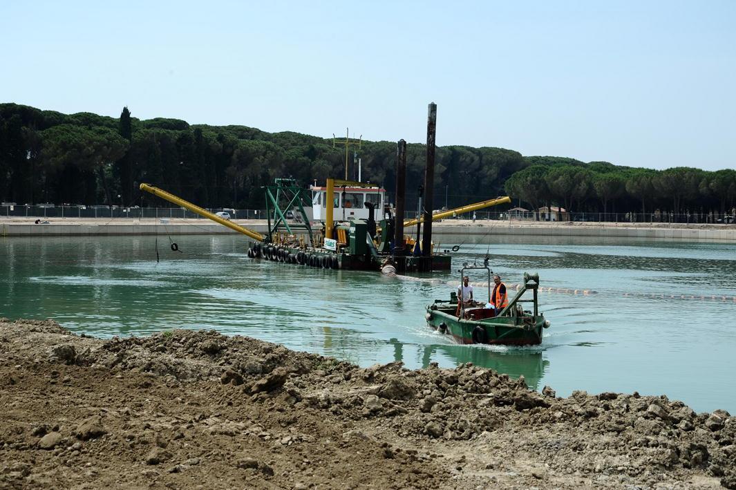Le operazioni di dragaggio alla foce del fiume Cecina
