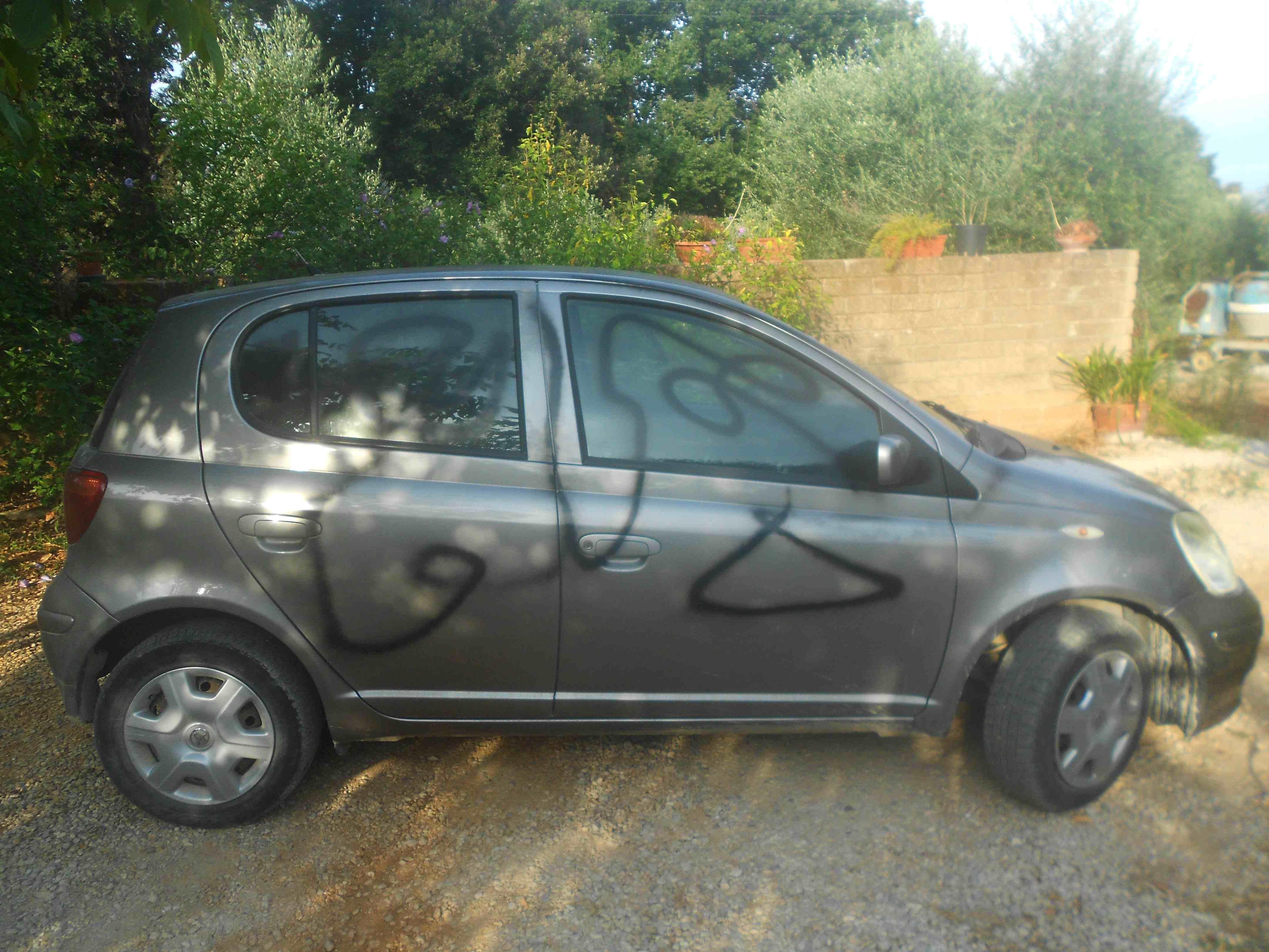 L'auto di Salti danneggiata con la vernice