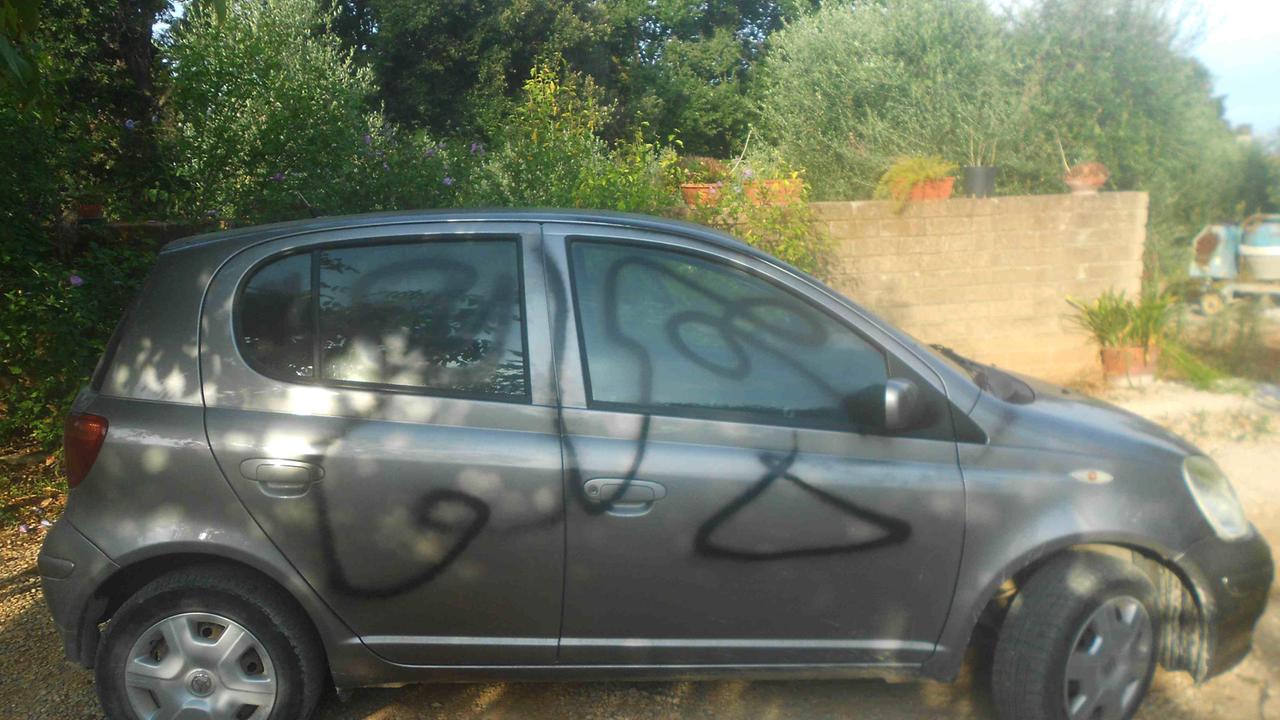 L'auto di Salti danneggiata con la vernice