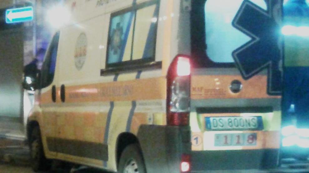 Picchiato, accoltellato e rapinato a mezzanotte in piazza Guerrazzi
