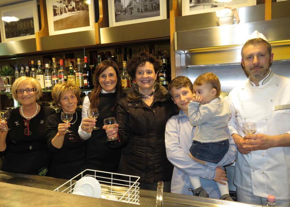 Brindisi (e pasticcini) per i 60 anni