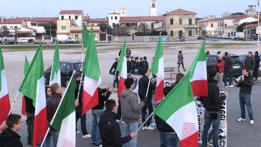 Sinistra e destra, polemiche dopo il doppio presidio