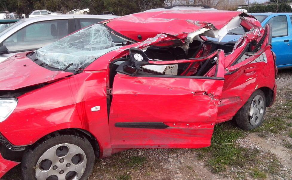 Perde il controllo dell’auto e finisce contro un albero 