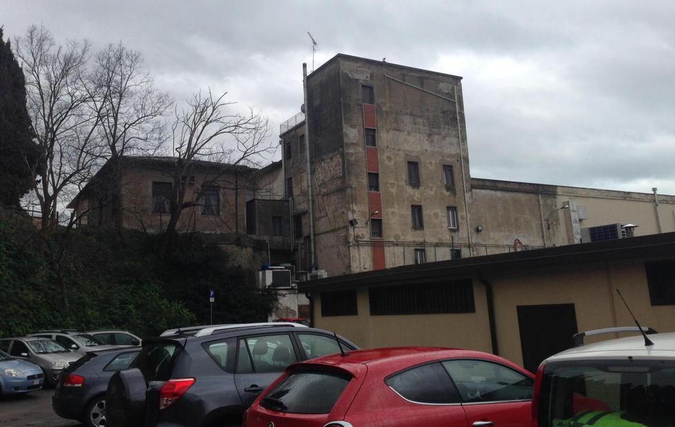 Le aree di sosta sono ko piene di erbacce e buche 