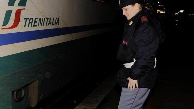 Scivola sul binario, travolta dal treno
