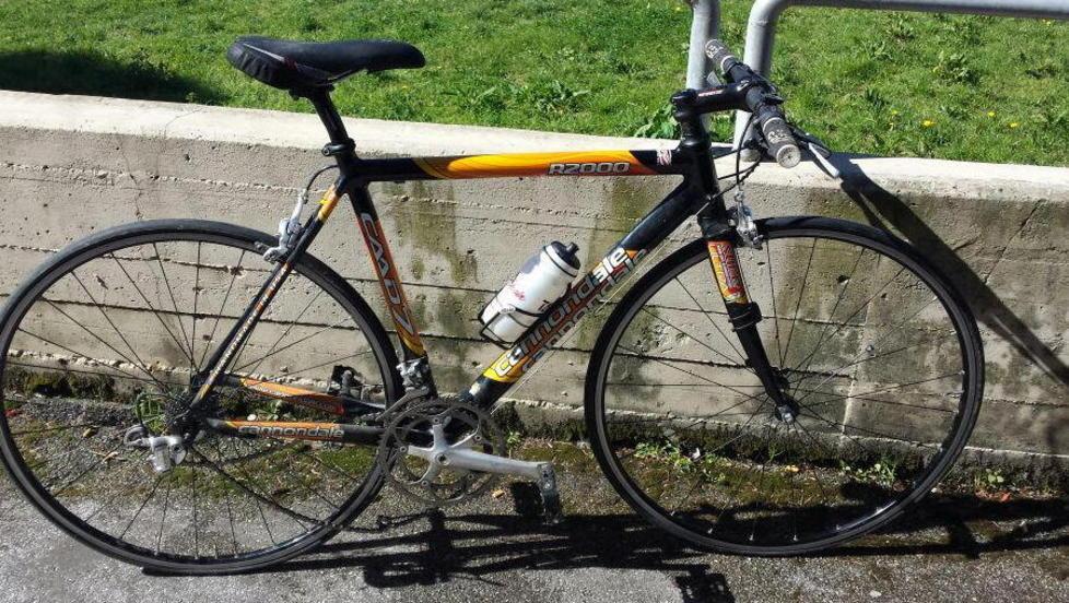 Una bella bicicletta da corsa cerca il legittimo proprietario