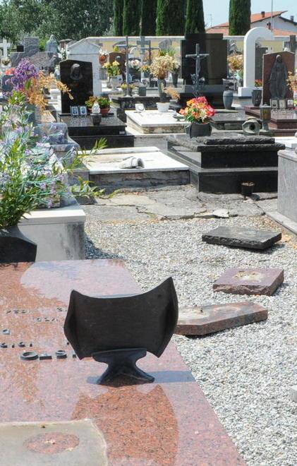 Ladri di rame di notte al cimitero 