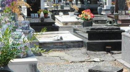 Ladri di rame di notte al cimitero