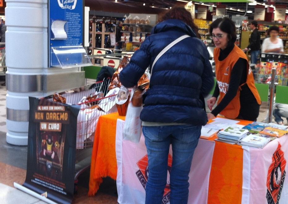 Centinaia di firme e tante uova vendute