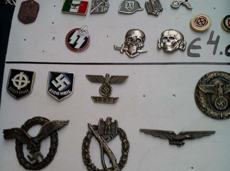 Gadget nazifascisti al mercatino di via Roma 