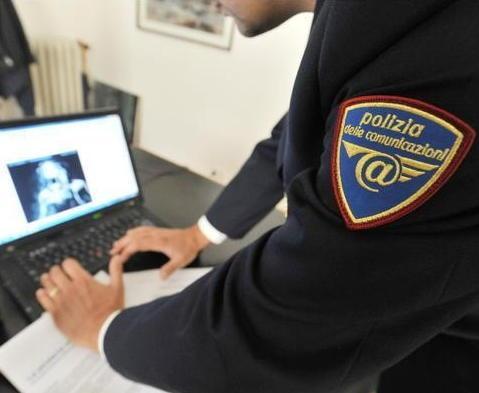La polizia postale all'opera con un computer