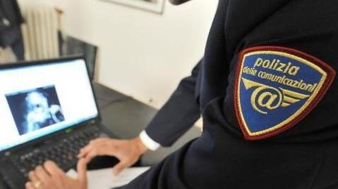 La polizia postale all'opera con un computer
