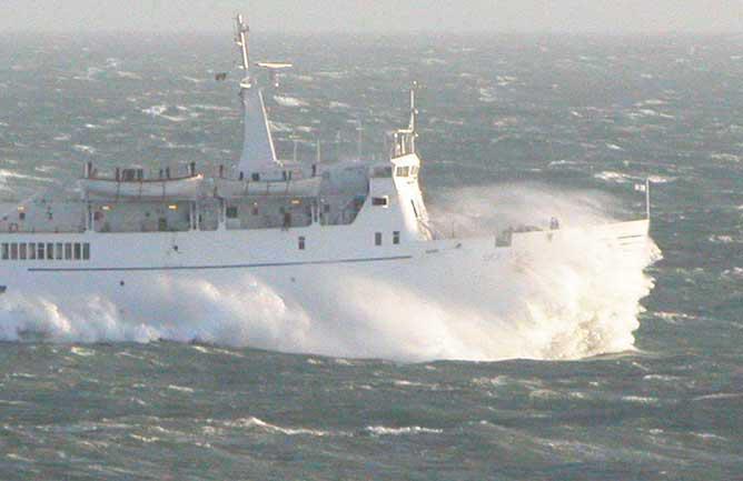 Una nave della flotta Toremar nel mare agitato