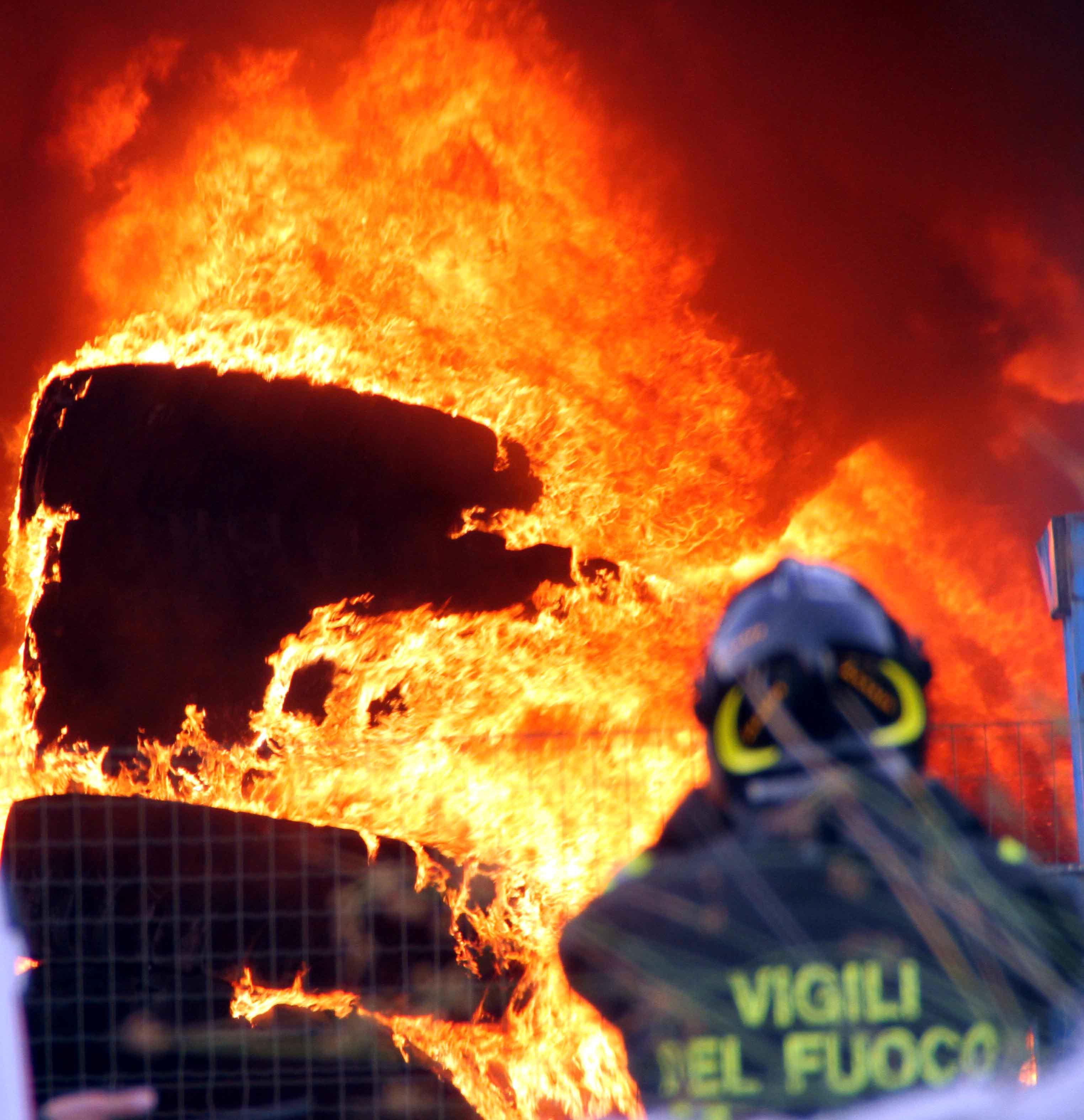 Un vigile del fuoco al lavoro (foto di repertorio)